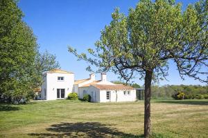 a white house with a tree in front of it at Entre Nature et Océan in Commequiers