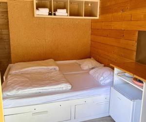 a bed in a room with two pillows at Urban gardens Ieper - Basic blokhut in Ieper