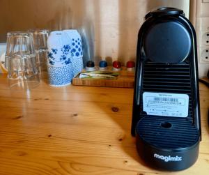 a black blender sitting on top of a wooden table at Urban gardens Ieper - Basic blokhut in Ieper