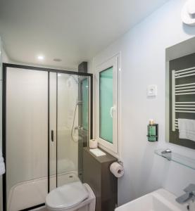 a bathroom with a shower and a toilet and a sink at Urban gardens - Lodge 2p in Ieper