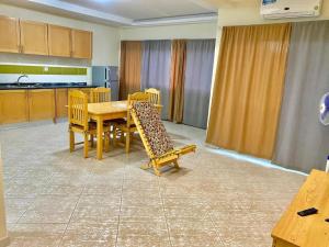 a kitchen with a table and chairs in a room at Monte Do Bem-Estar Tarrafal in Tarrafal