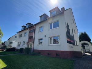 a large white building with the sun behind it at Apartment Orchidee in Mülheim an der Ruhr