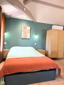 a bedroom with a large bed in a room at Le Nid Douillet Studio in Saint-Affrique