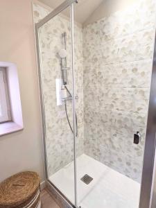 a shower in a bathroom with a glass shower stall at Le Nid Douillet Studio in Saint-Affrique +14 photos