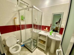 a bathroom with a shower and a toilet and a sink at Monte Do Bem-Estar Tarrafal in Tarrafal +12 photos