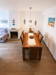 a dining room with a table and chairs and a fireplace at Baleal Breeze Apartment in Ferrel +14 photos