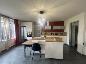 a kitchen with a table and chairs in a room at Gîte à l'étable in Terdeghem