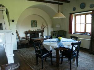 a dining room with a table and chairs at Nusshof in Berchtesgaden