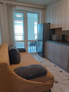 a room with a large bed in a kitchen at Апартаменти в ЦЕНТРІ ІМПЕРІАЛ in Truskavets