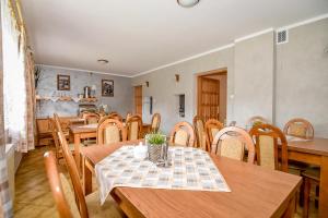 a dining room with a table and chairs at Pod Wyciągiem Harenda in Zakopane