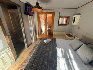 a bedroom with a bed and a tv on the wall at Cabane Du Cerf in Llivia
