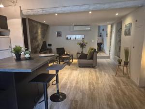 a living room with a couch and a table at Côté Terrasse in Apt