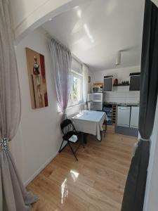 a living room with a bed and a kitchen at Le MABILEAU in Saumur