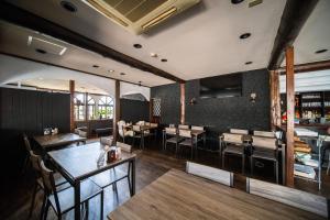 a restaurant with tables and chairs and a bar at The Bears Lodge in Hakuba