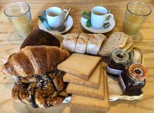 a plate of bread and toast and two cups of coffee at Le Chant des Elfes in Samer