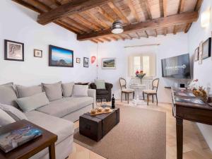 a living room with a couch and a table at Casa Alberi in Volterra