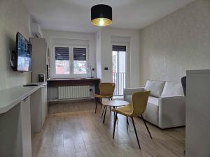 a living room with a couch and a table and chairs at Apartmani Optimist in Valjevo