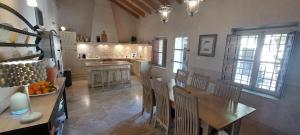 a kitchen and dining room with a table and chairs at El Limonar in Murcia