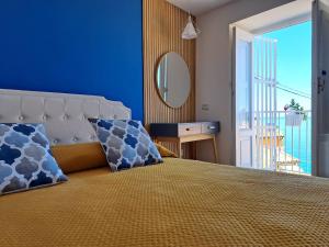 a bedroom with a large bed and a mirror at Ondablurooms1 in Pizzo
