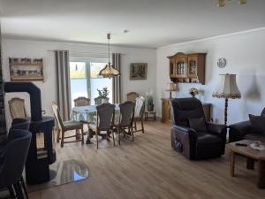 a living room with a table and chairs at Bungalow HWW am Feldrand Ideal für Feriengäste und Handwerker in Wentorf