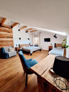 een grote kamer met twee bedden en een bank bij MX Pokoje in Lipno