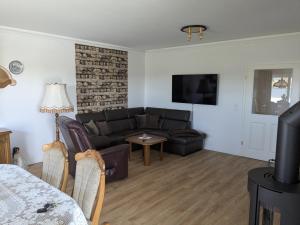 a living room with a couch and a table at Bungalow HWW am Feldrand Ideal für Feriengäste und Handwerker in Wentorf