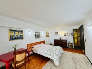 a bedroom with a bed and a desk at Spacious Apartment in City Centre in Iaşi
