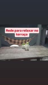 a sign that reads reeder paraza relaza no teraza on a table at Pousada Beira Mar in Matinhos