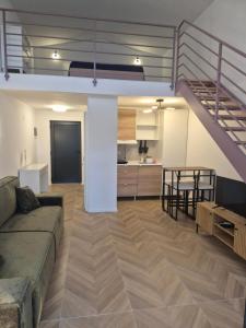 a living room with a couch and a kitchen at Gonik NN Apartmani in Veliko Gradište