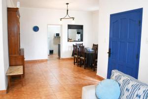 a living room with a blue door and a table at Arístides Azul in Mendoza