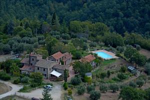 an aerial view of a house with a swimming pool at Agriturismo Preggio in Umbertide