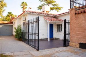 a white house with a gate in front of it at Arístides Azul in Mendoza