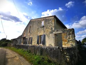 an old stone house on the side of a road at Gîte Calme - Vue sur Garonne - Parking privé in Baurech