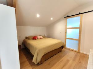 a bedroom with a bed and a large window at Gîte Calme - Vue sur Garonne - Parking privé in Baurech