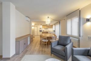 ein Wohn- und Esszimmer mit Tisch und Stühlen in der Unterkunft Be1960 Max in Bagá