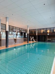 a large swimming pool in a building at Norefjell Ski & Spa in Noresund