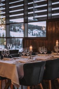 a dining room with a table with wine glasses at Norefjell Ski & Spa in Noresund
