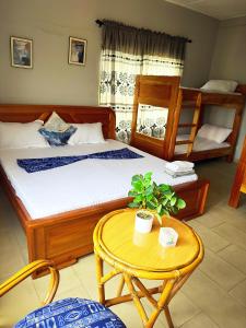 a bedroom with a bed and a table with a chair at Estepona Playa in Accra