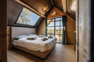 a bedroom in a tree house with a bed at Glamping Uma Casanatura in Cellino Attanasio