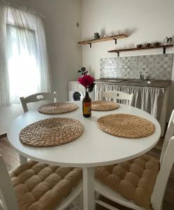 a white table with four chairs and a white table at Casa Buena Vida (locazione ad uso turistico) in Monopoli +23 photos