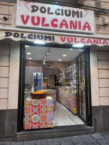 a store window with a sign that reads dolgun vleeland at Margherita Rooms in Catania