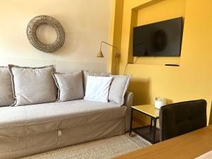 a living room with a couch and a television at Fuchsbau-eine Auszeit für die Seele in Kritzmow +7 photos