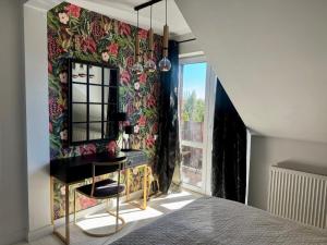 a bedroom with a dressing table and a mirror at Apartament Polli in Grudziądz