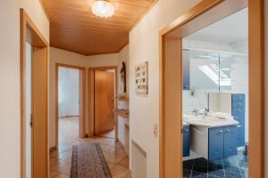 a bathroom with a sink and a mirror at Ferienwohnung Pietzavka in Wiesenfelden