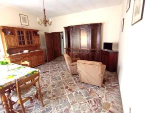 a living room with a table and chairs in it at Appartamento Ginetto in Corsalone