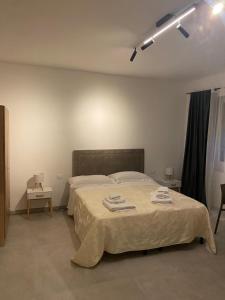 a bedroom with a bed with towels on it at Kennedy rooms in Isernia +3 photos