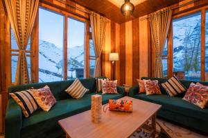a living room with a green couch and a table at PACK Sissu in Sissu