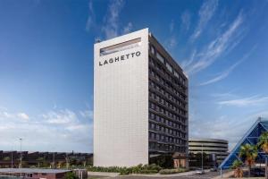 a large white building with a latterota sign on it at Laghetto Stilo Aeroporto in Porto Alegre +18 photos