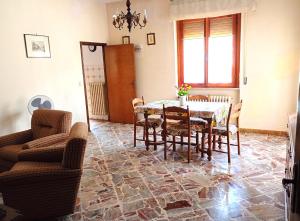 a dining room with a table and chairs at Appartamento Ginetto in Corsalone