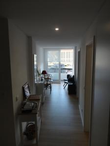 フンシャルにあるApartamento Autonomiaの廊下、デスク、窓が備わる客室です。